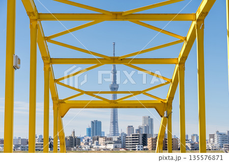 「東京都」東四つ木避難橋と東京スカイツリー 135576871