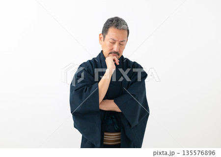 着物を着た男性 135576896