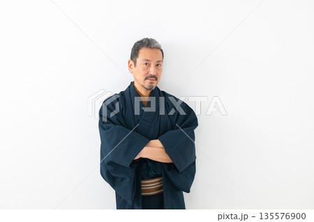 着物を着た男性 着物を着た男性 135576900