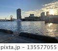 夕日に染まる神戸の港 135577055