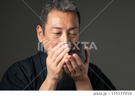 お茶を飲む中年男性 お茶を飲む中年男性 135577059