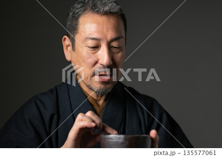 お茶を飲む中年男性 135577061
