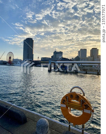 夕景の救命浮き輪と海 135577071