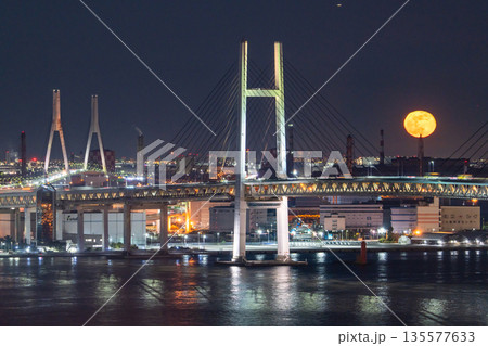 《神奈川県》月の出の横浜ベイブリッジ 《神奈川県》月の出の横浜ベイブリッジ 135577633
