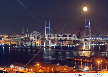 《神奈川県》月の出の横浜ベイブリッジ 135577639