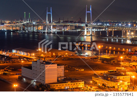 《神奈川県》月の出の横浜ベイブリッジ 135577641