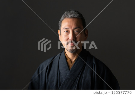 着物を着た男性 135577770