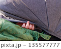 ベビーカーから覗く赤ちゃんのちっちゃな手（散歩・育児のイメージ） 135577777