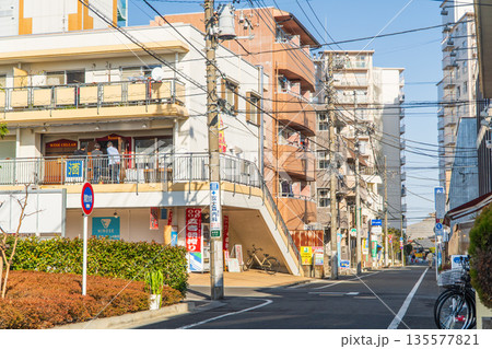 東京都の都市風景 西八王子駅南口 東京都の都市風景 西八王子駅南口 135577821