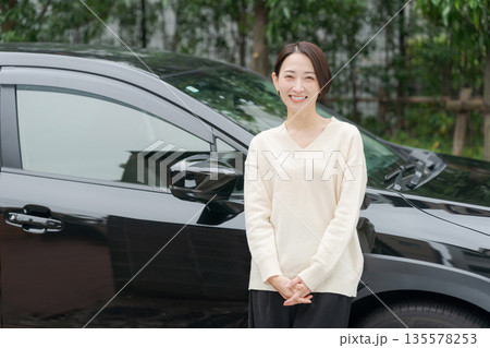 車の前に立つ30代女性 車の前に立つ30代女性 135578253