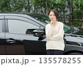 車の前に立つ30代女性 135578255