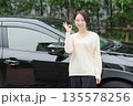 車の前に立つ30代女性 135578256