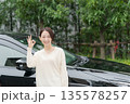 車の前に立つ30代女性 135578257