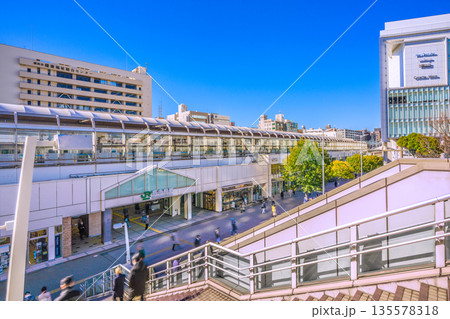 日本の横浜都市景観1月9日。桜木町駅や桜木町駅前広場などを望む 日本の横浜都市景観1月9日。桜木町駅や桜木町駅前広場などを望む 135578318