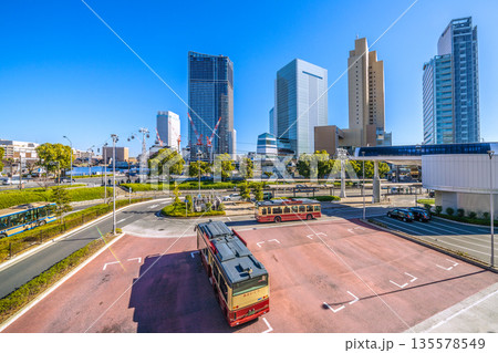 日本の横浜都市景観1月9日。桜木町駅前かのビル群やあかいくつ、ロープウェイなどを望む 135578549