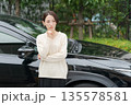 車の前で考える女性 135578581