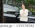 車の前で考える女性 135578582