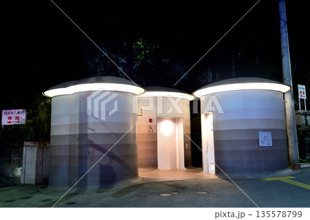 渋谷区　代々木八幡公衆トイレの夜景 135578799