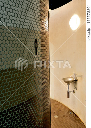 渋谷区 代々木八幡公衆トイレの夜景 渋谷区 代々木八幡公衆トイレの夜景 135578804