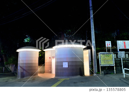 渋谷区 代々木八幡公衆トイレの夜景 渋谷区 代々木八幡公衆トイレの夜景 135578805