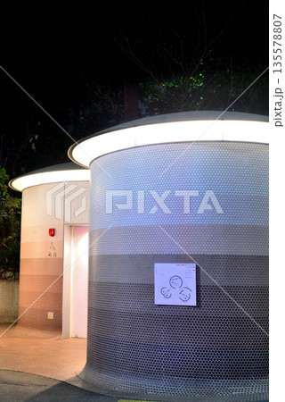 渋谷区　代々木八幡公衆トイレの夜景 135578807