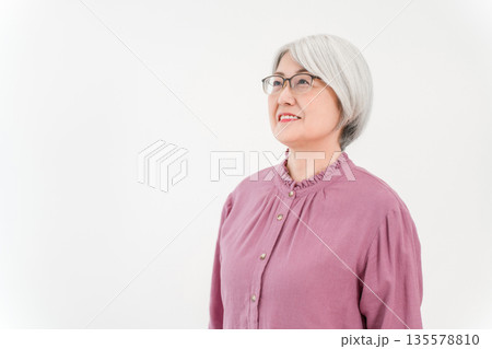 上を見上げるグレイヘア,シルバーヘアのシニア女性 135578810