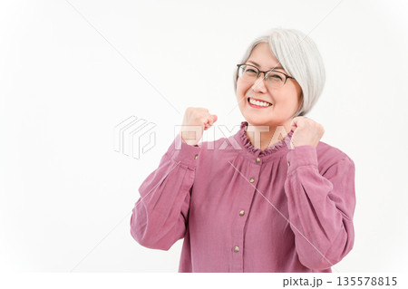 グレイヘア,シルバーヘアの笑顔のシニア女性(ガッツポーズ,頑張る,やりがい,成長) グレイヘア,シルバーヘアの笑顔のシニア女性(ガッツポーズ,頑張る,やりがい,成長) 135578815