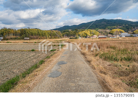 冬の明日香村の田園風景 奈良県 冬の明日香村の田園風景 奈良県 135579095