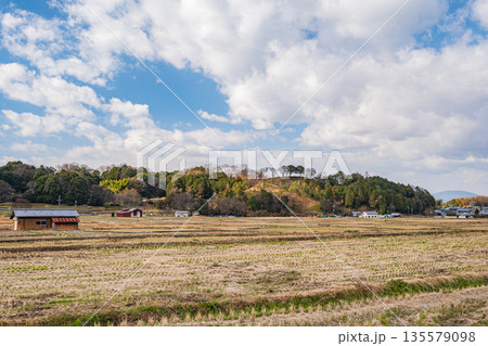 冬の明日香村の田園風景　甘樫丘　奈良県 135579098