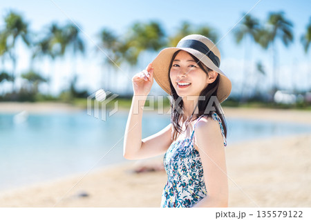 南の国でバカンス中の若い女性。 135579122
