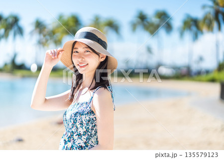 南の国でバカンス中の若い女性。 135579123