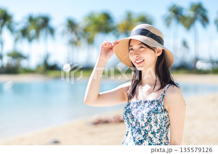 南の国でバカンス中の若い女性。 135579126