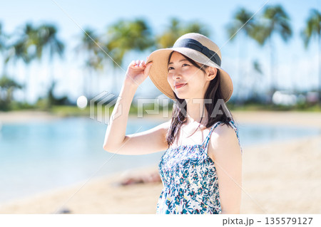 南の国でバカンス中の若い女性。 135579127