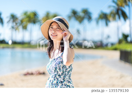 南の国でバカンス中の若い女性。 南の国でバカンス中の若い女性。 135579130