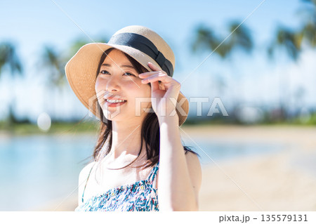 南の国でバカンス中の若い女性。 135579131