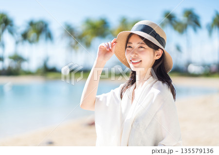 南の国でバカンス中の若い女性。 135579136