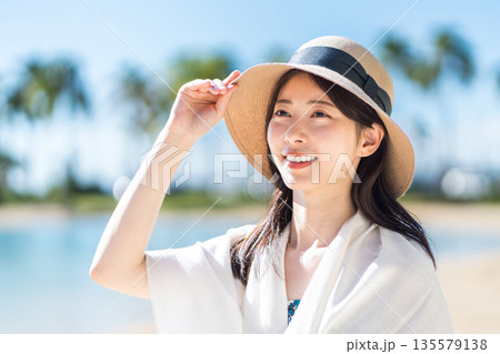 南の国でバカンス中の若い女性。 135579138