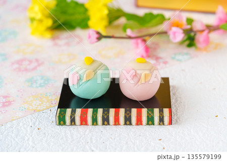 季節の和菓子「ひな祭り」お内裏様とお雛様 季節の和菓子「ひな祭り」お内裏様とお雛様 135579199