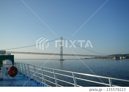 フェリーのデッキと明石海峡大橋 135579223