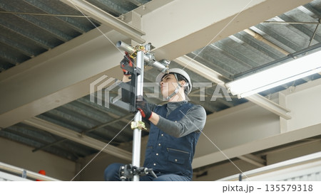 単管パイプを取り付ける職人 135579318