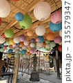 カラフルな提灯 135579347