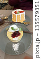 オシャレなケーキでティータイム 135579351