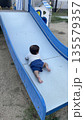 公園で遊ぶ幼児 135579357