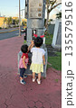 手を繋いで歩く子供 135579516