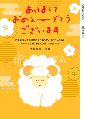 2027年未年年賀状　金背景にお辞儀する羊と[あけましておめぇ〜でとうございます]の文字 135579565