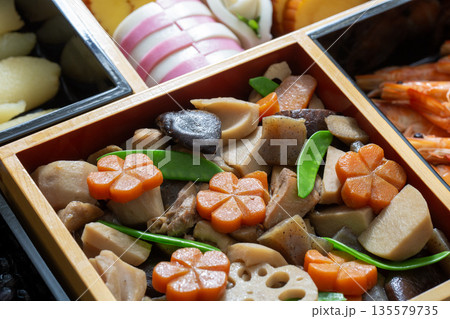 おせち料理、和食、祝い膳、 135579735