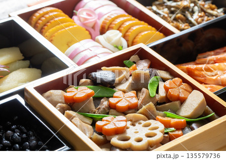 おせち料理、和食、祝い膳、 135579736