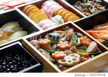おせち料理、和食、祝い膳、 135579739