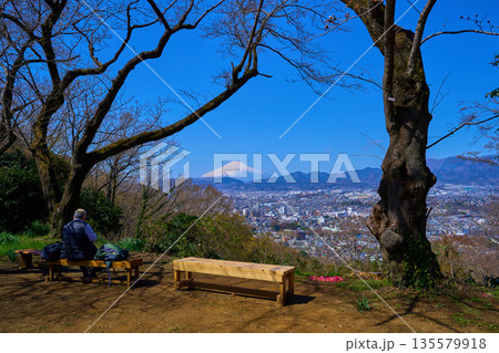 神奈川県秦野市の馬場道広場(弘法山公園)から西側の眺望 神奈川県秦野市の馬場道広場(弘法山公園)から西側の眺望 135579918