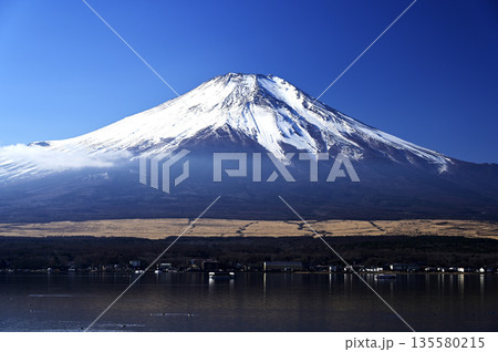 12月、山中湖岸の風景 (撮影地:山中湖岸) 12月、山中湖岸の風景 (撮影地:山中湖岸) 135580215
